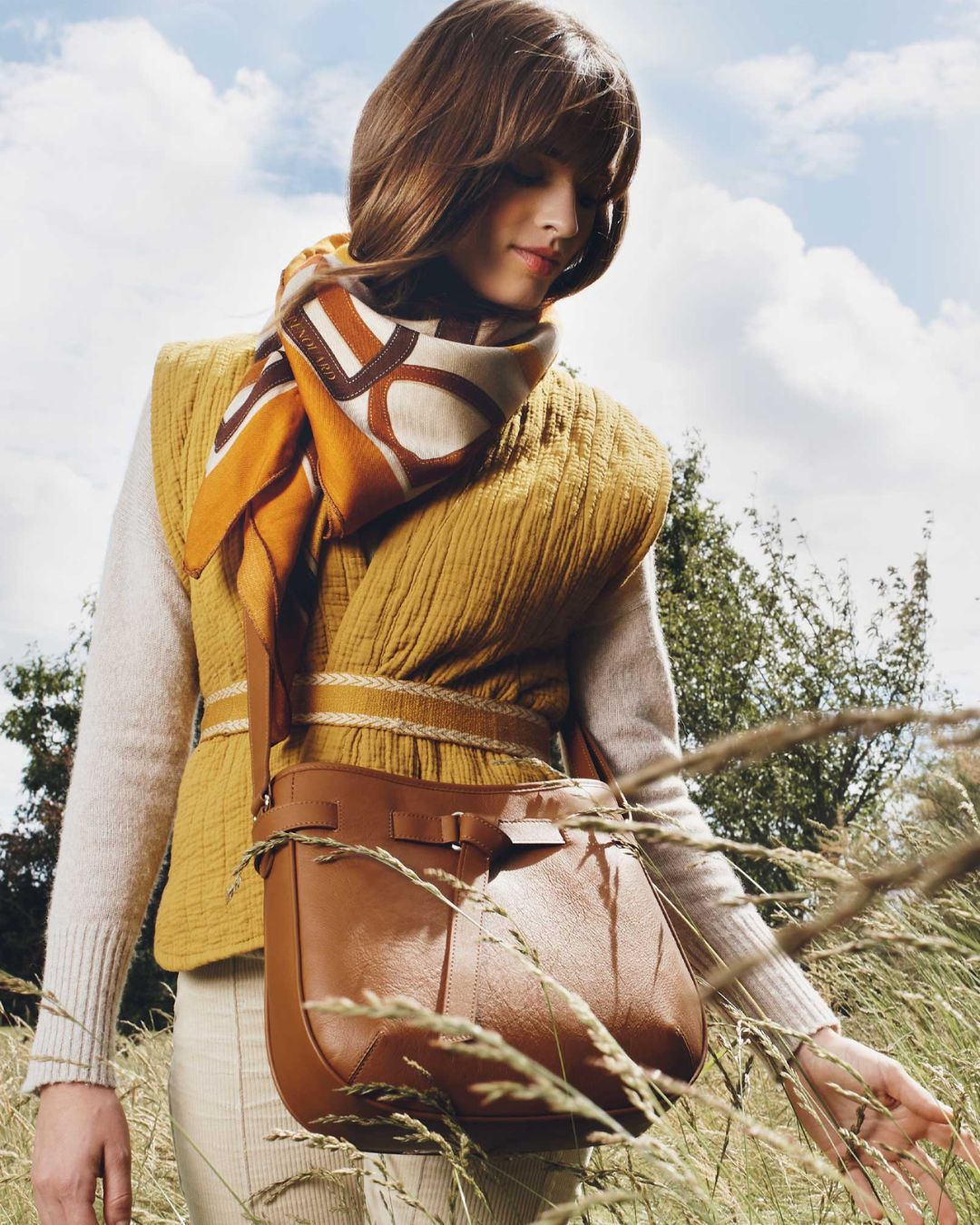 Notre sac Cameron en cuir vintage camel vu de face porté par notre mannequin Anaëlle Duguet.