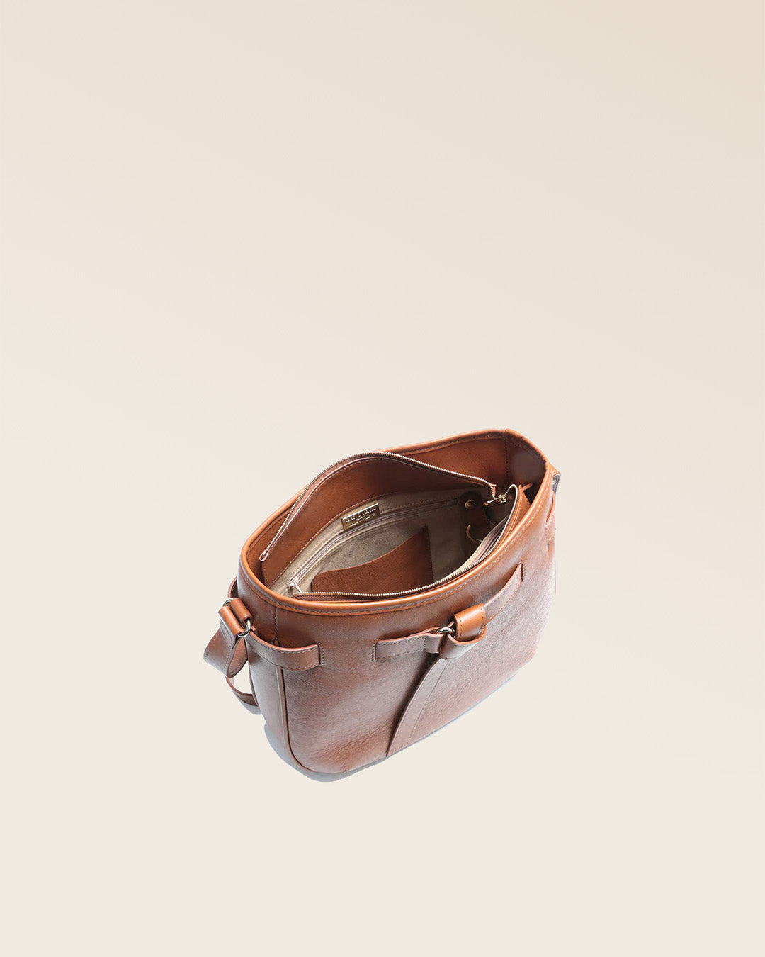 Notre sac Cameron en cuir vintage camel vu du dessus en studio.