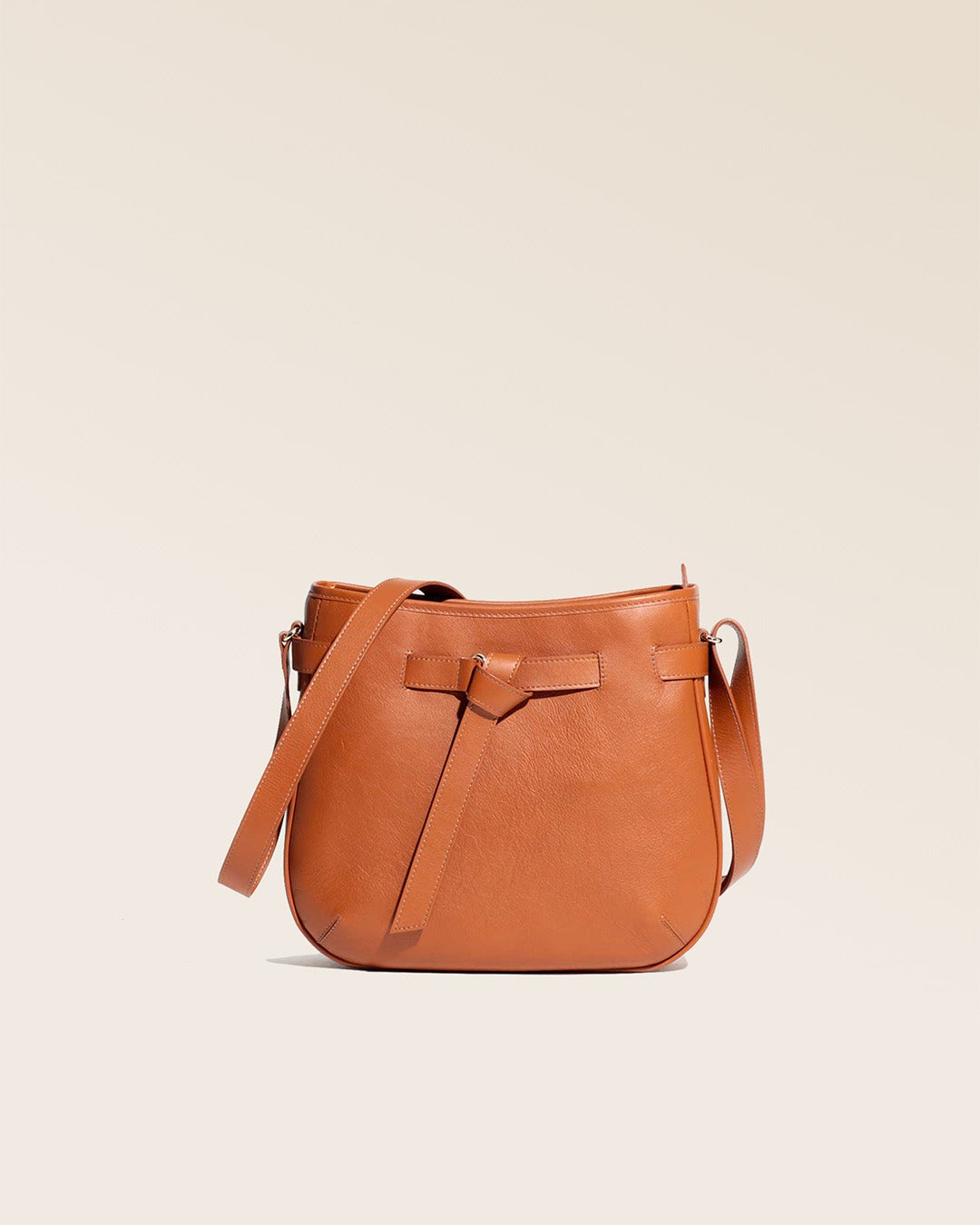 Notre sac Cameron en cuir vintage camel vu de face en studio.