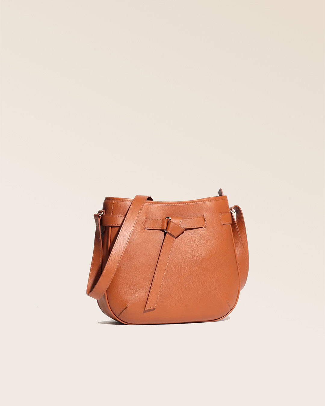 Notre sac Cameron en cuir vintage camel vu de quart en studio.