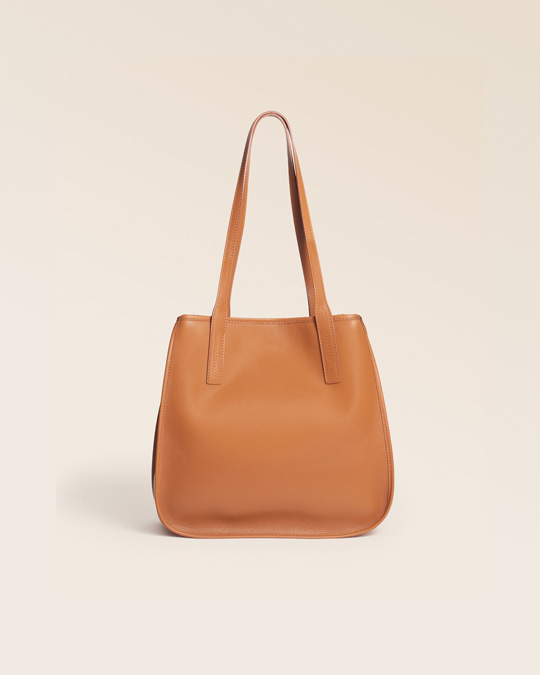 Notre sac Camille en cuir vintage camel vu de dos en studio.