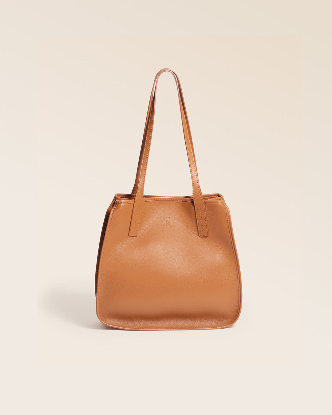 Notre sac Camille en cuir vintage camel vu de face en studio.