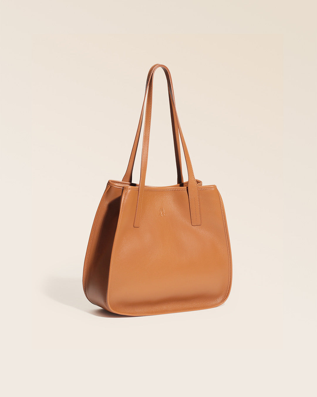 Notre sac Camille en cuir vintage camel vu de quart en studio.