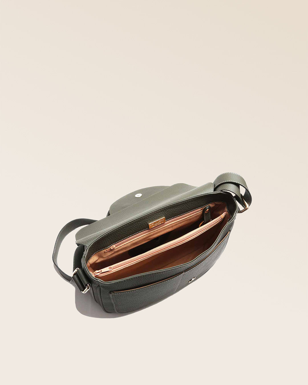 Notre sac Casaque en cuir façon vigogne kaki vu de dessus.