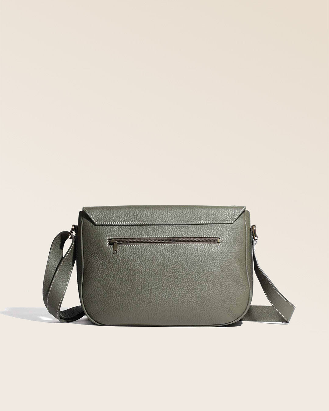 Notre sac Casaque en cuir façon vigogne kaki vu de dos.
