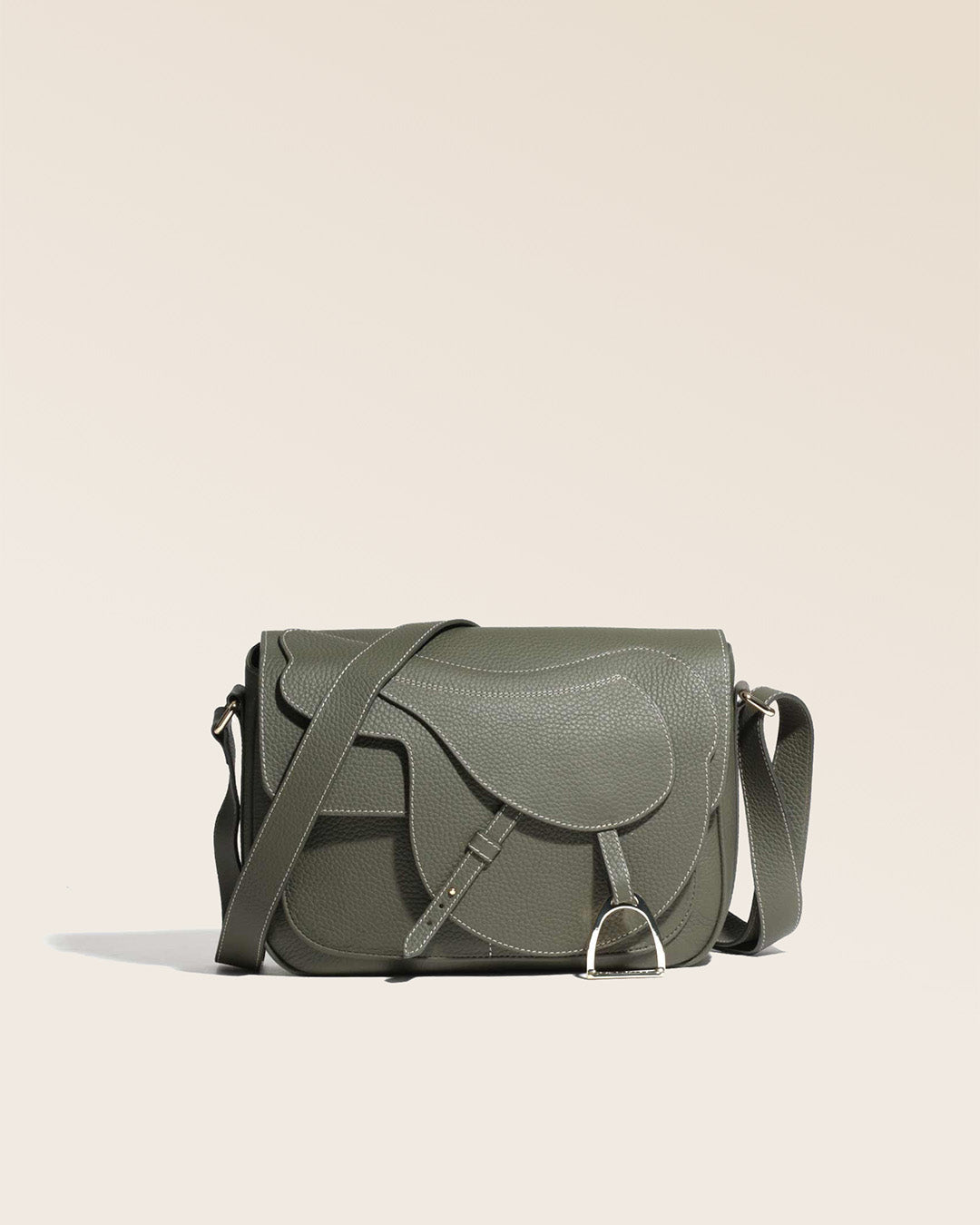 Notre sac Casaque en cuir façon vigogne kaki vu de face.
