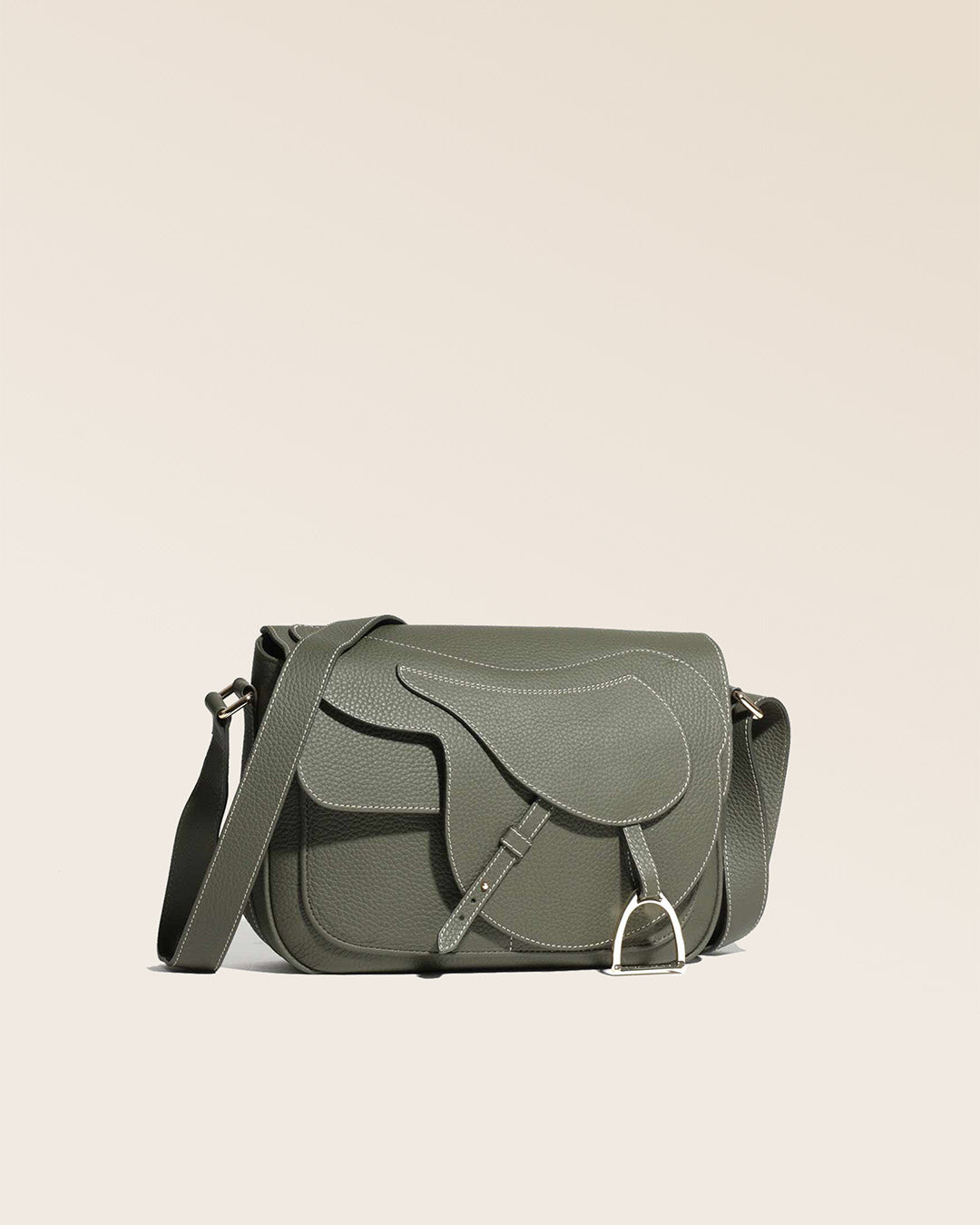 Notre sac Casaque en cuir façon vigogne kaki vu de quart.