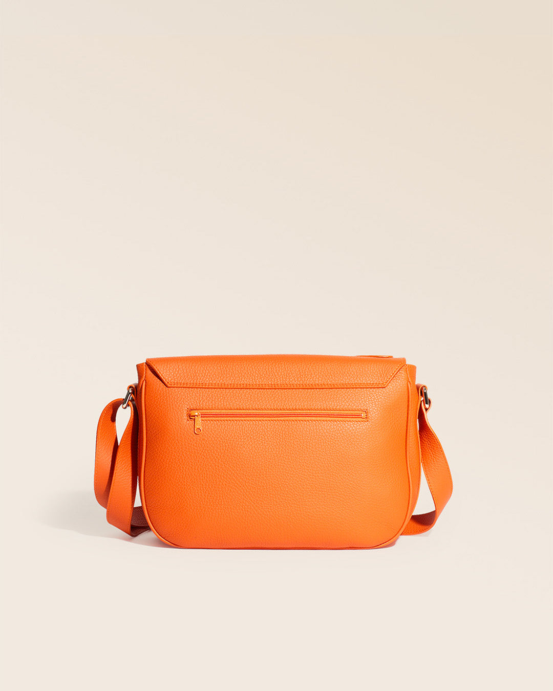 Notre sac Casaque en cuir façon vigogne orange vu de dos en studio.