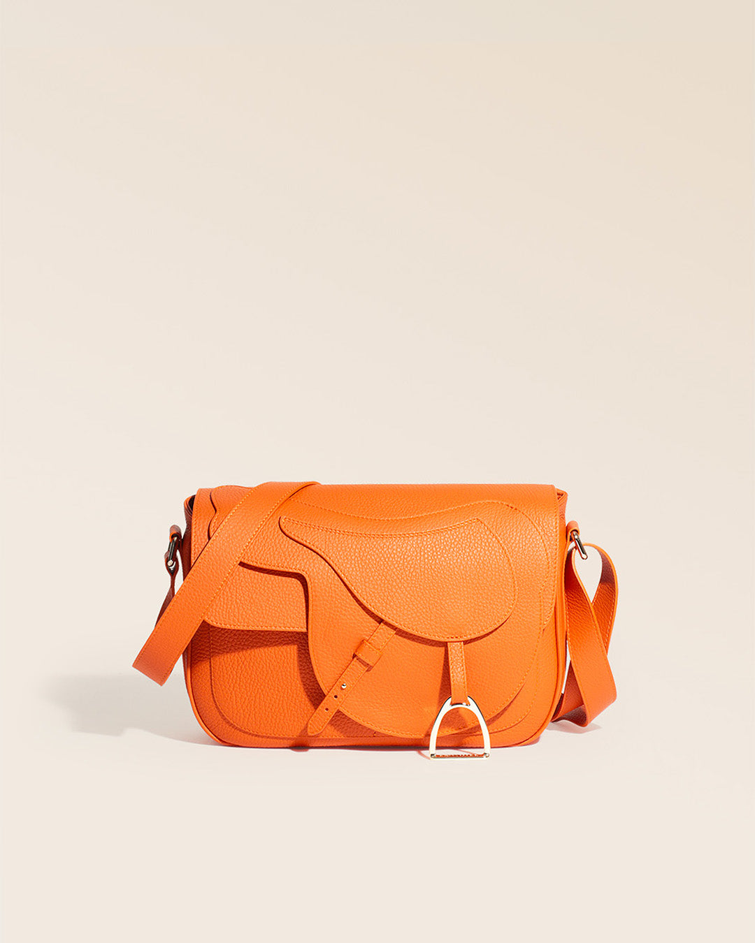 Notre sac Casaque en cuir façon vigogne orange vu de face en studio.