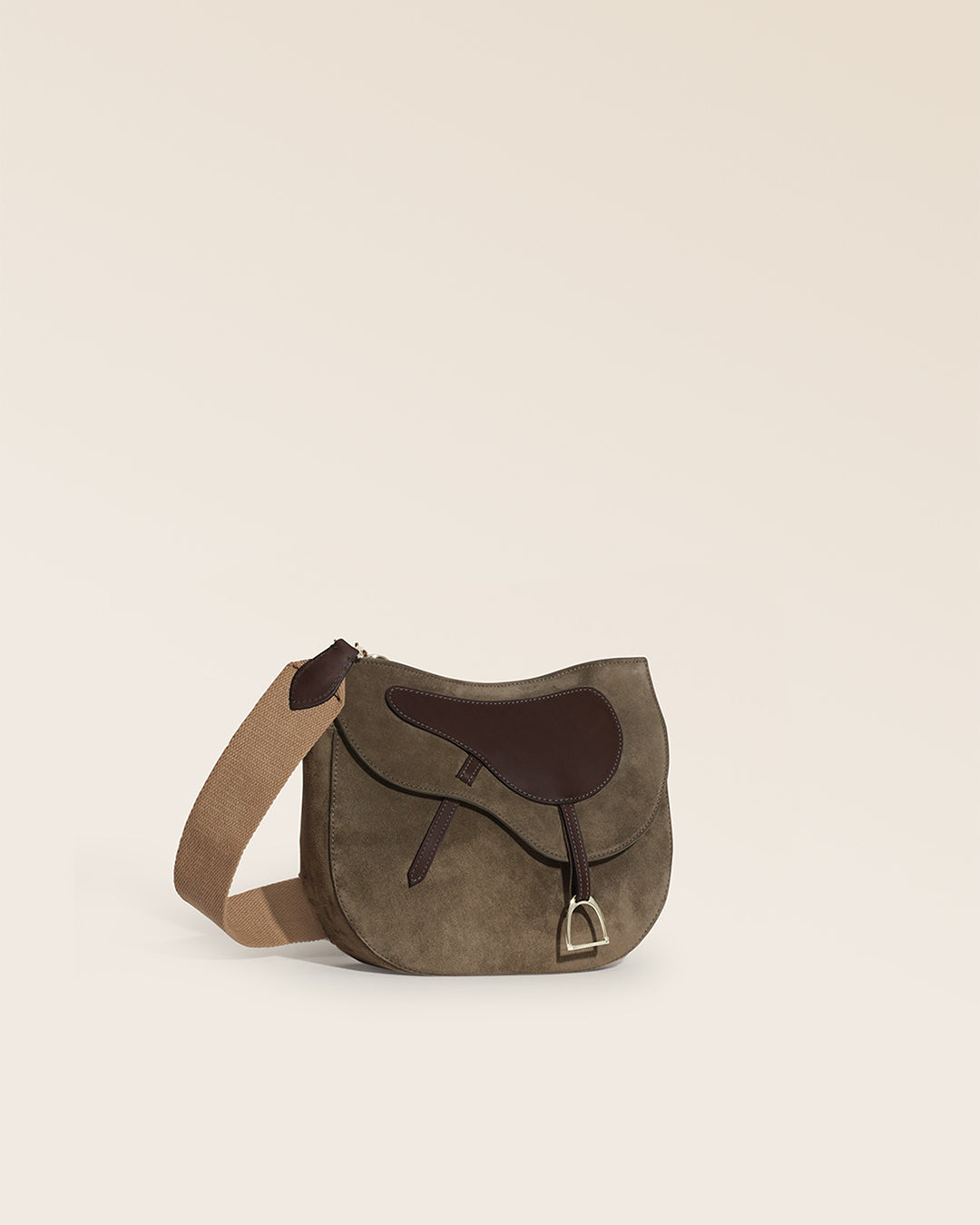 Notre sac Cavalerie Renouard en cuir veau velours truffe avec sa bandoulière en coton, vu de quart en studio.