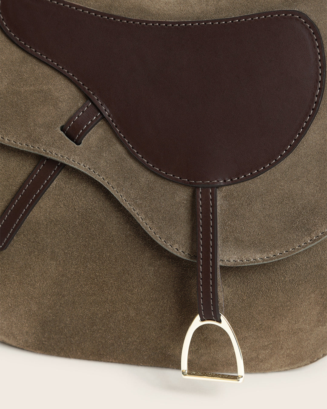 Notre sac Cavalerie Renouard en cuir veau velours truffe avec sa bandoulière en coton, vu de près en studio.