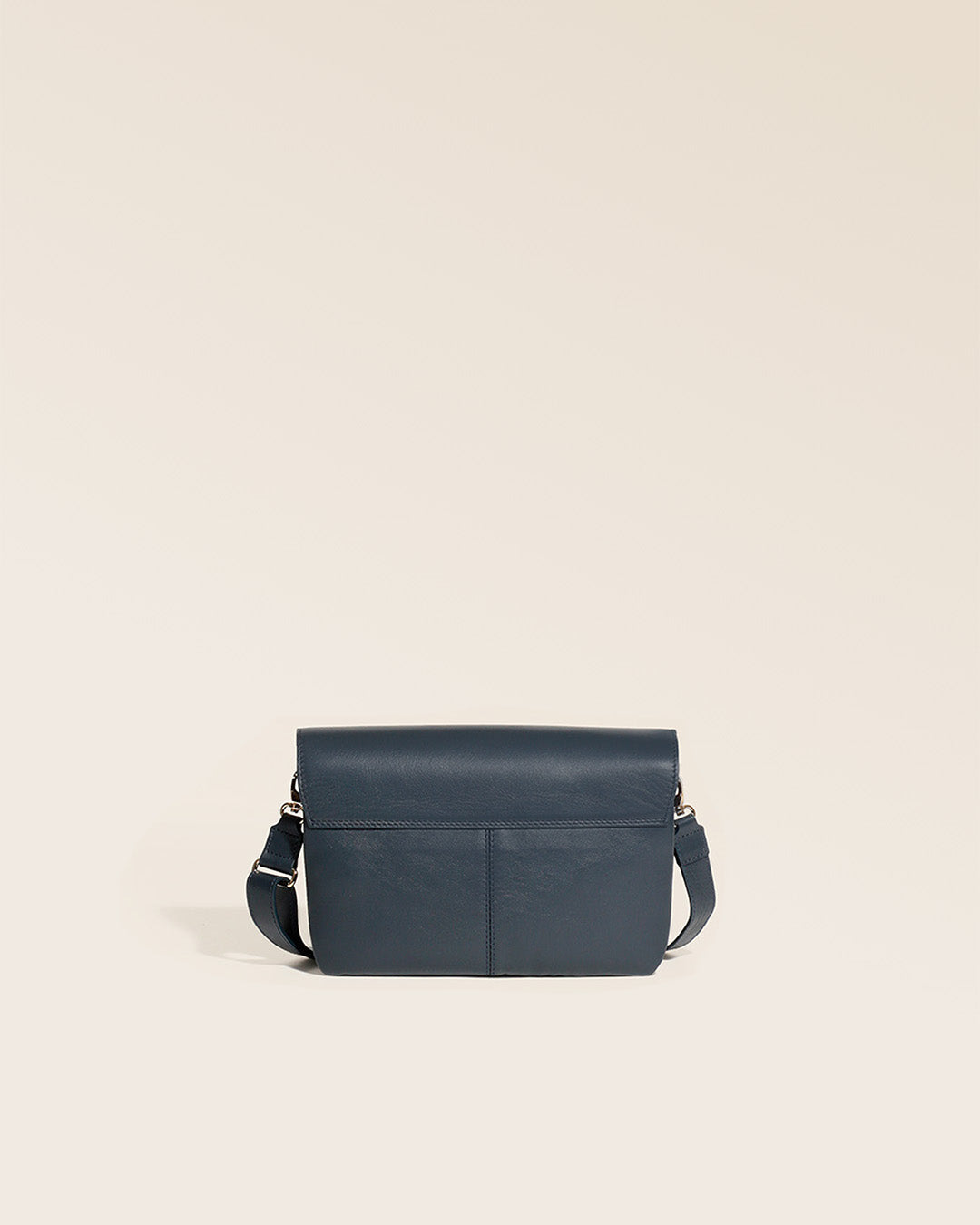 Notre sac Clothilde en cuir lisse marine vu de dos en studio.