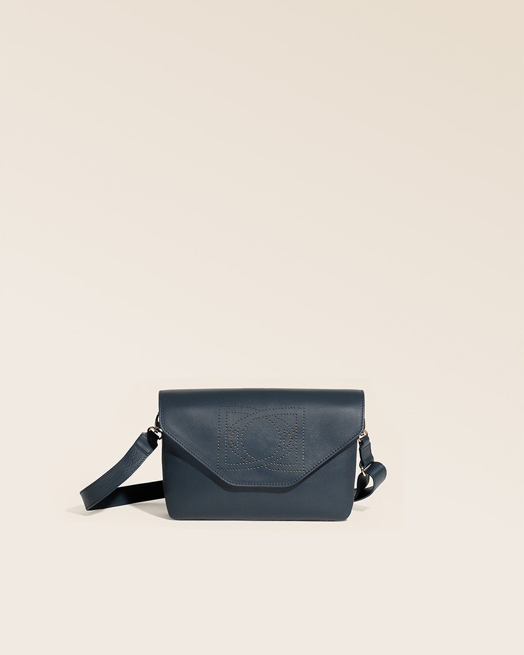 Notre sac Clothilde en cuir lisse marine vu de face en studio.