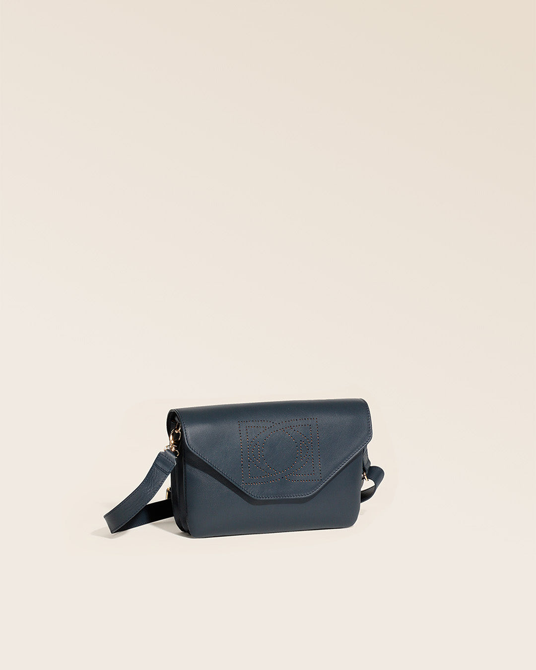 Notre sac Clothilde en cuir lisse marine vu de quart en studio.