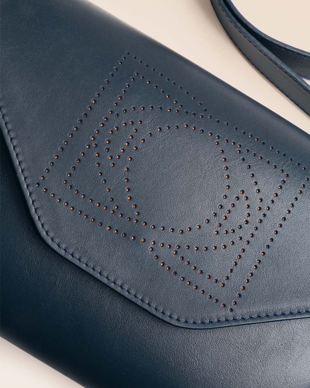 Notre sac Clothilde en cuir lisse marine vu de près en studio.