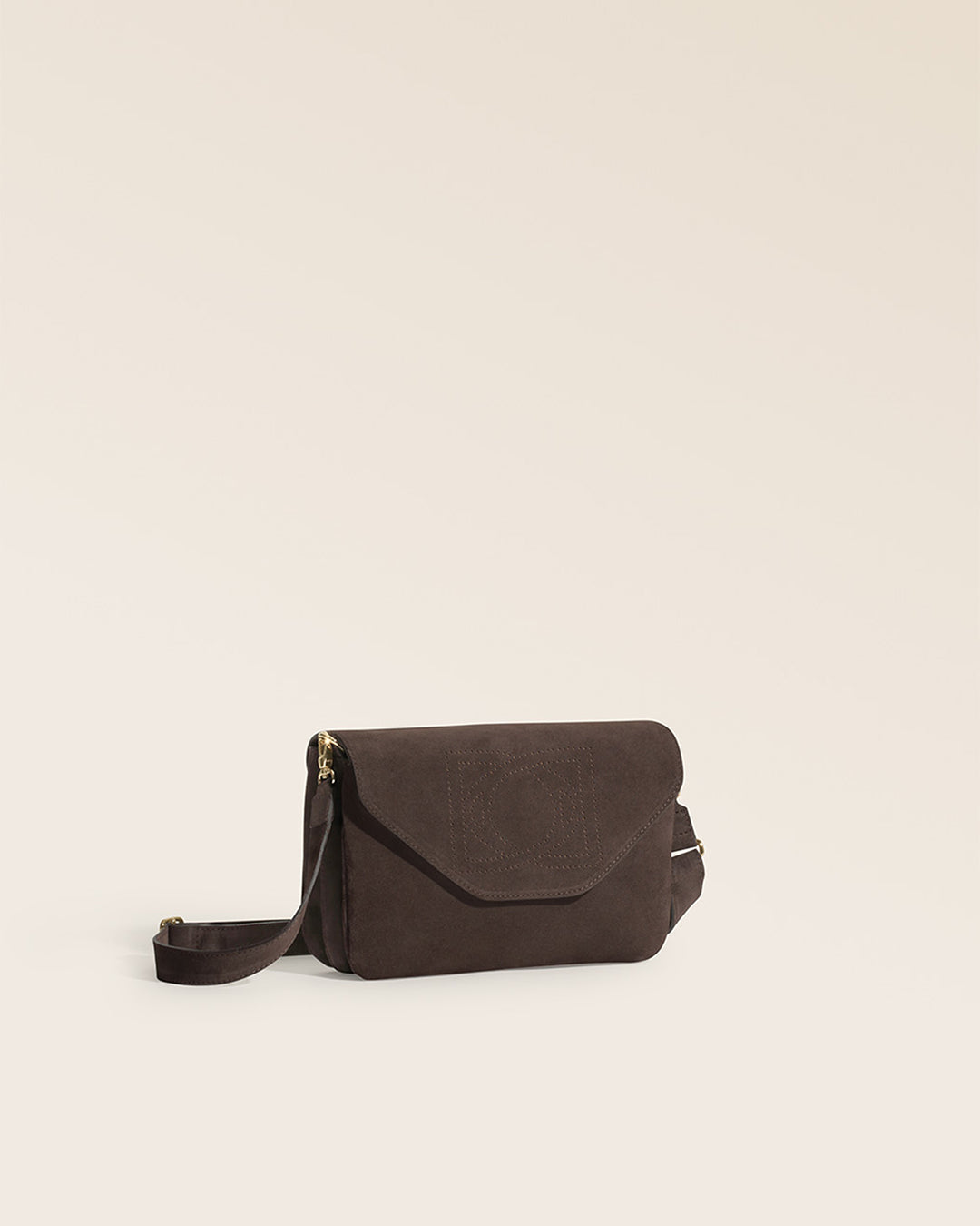 Notre sac Clothilde Renouard en cuir veau velours espresso, vu de quart en studio.