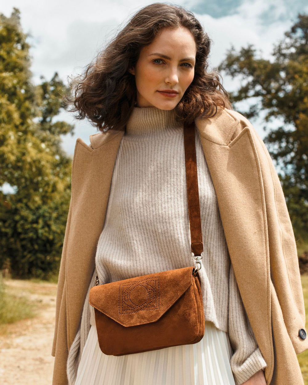 Notre sac Clothilde en cuir veau velours noisette vu de face porté par notre mannequin Léa Gouaux.