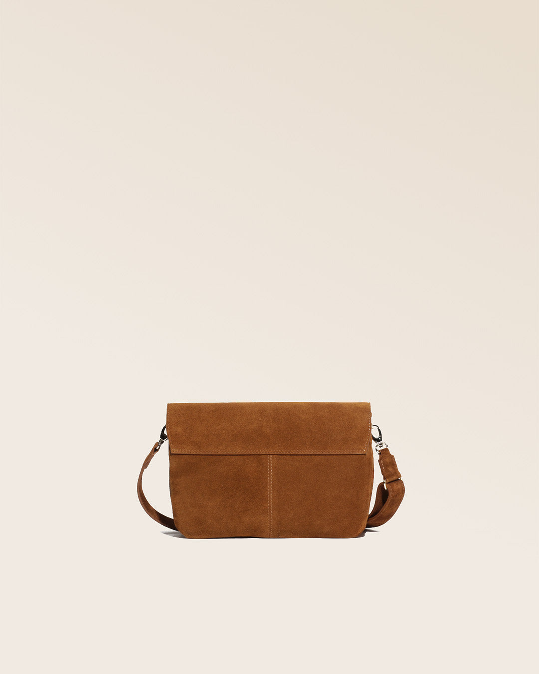 Notre sac Clothilde en cuir veau velours noisette vu de dos en studio.