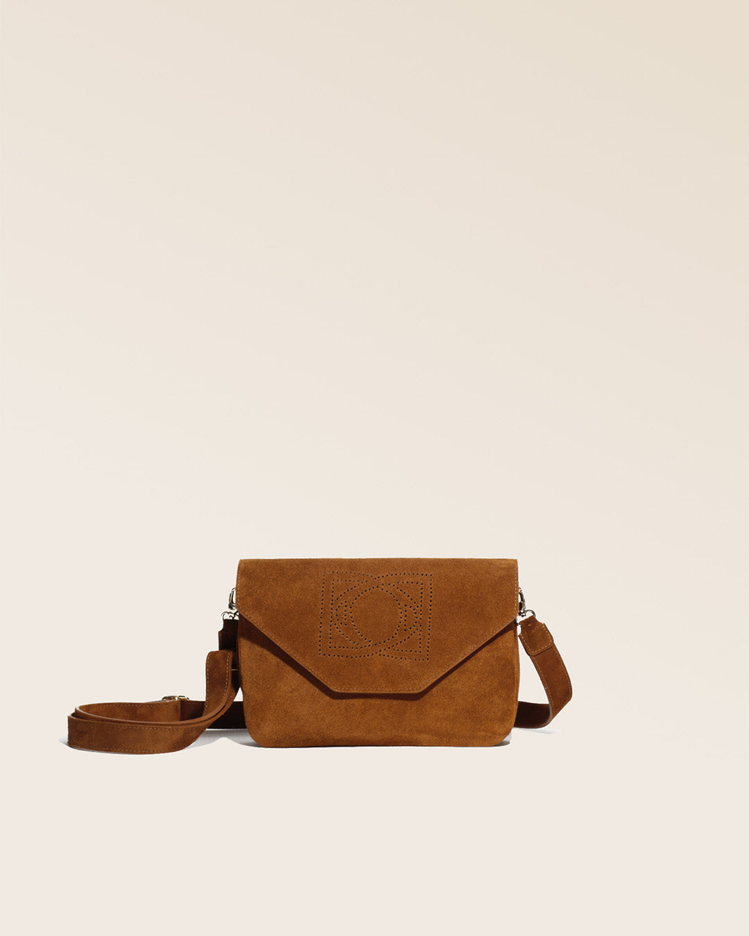 Notre sac Clothilde en cuir veau velours noisette vu de face en studio.