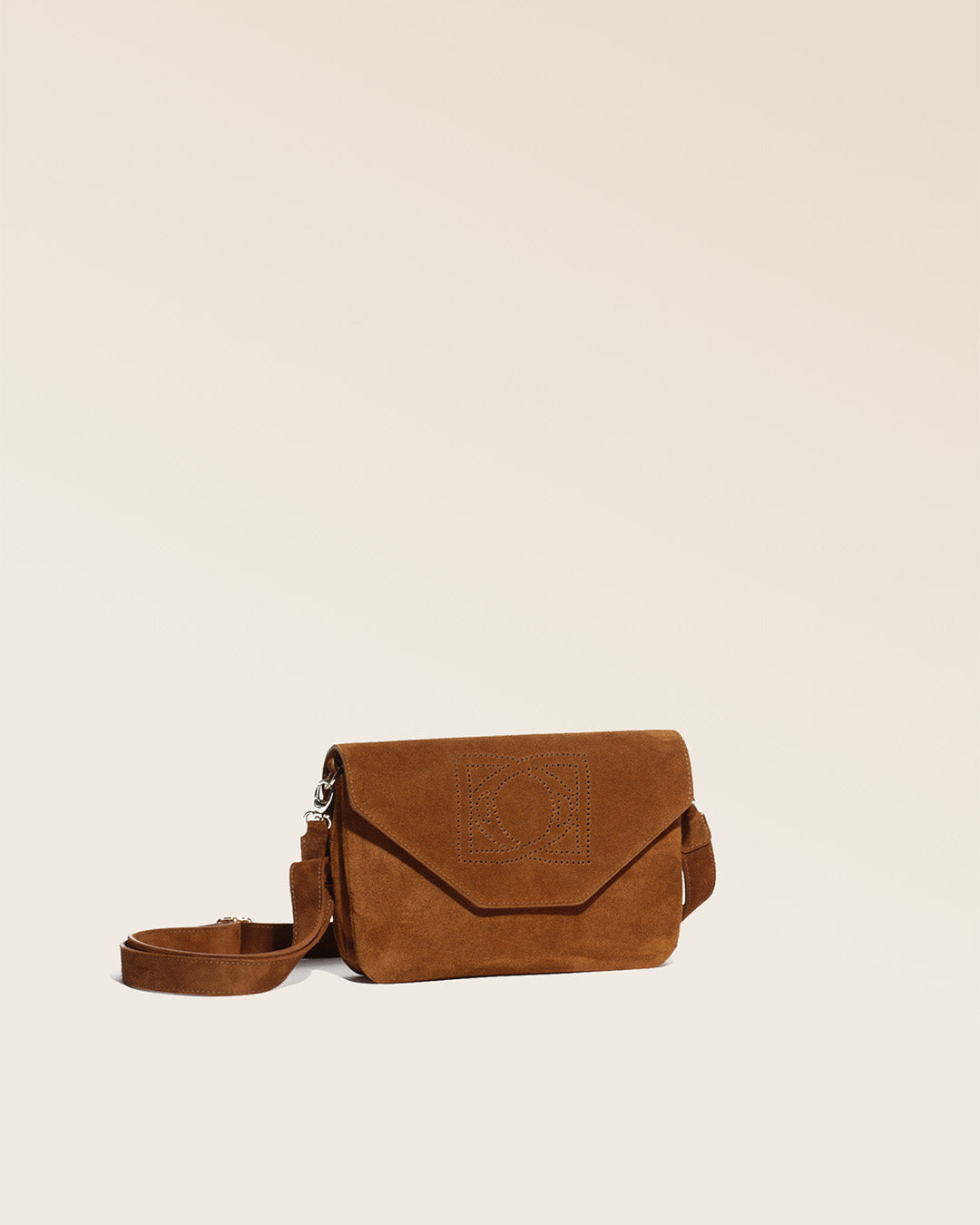Notre sac Clothilde en cuir veau velours noisette vu de quart en studio.