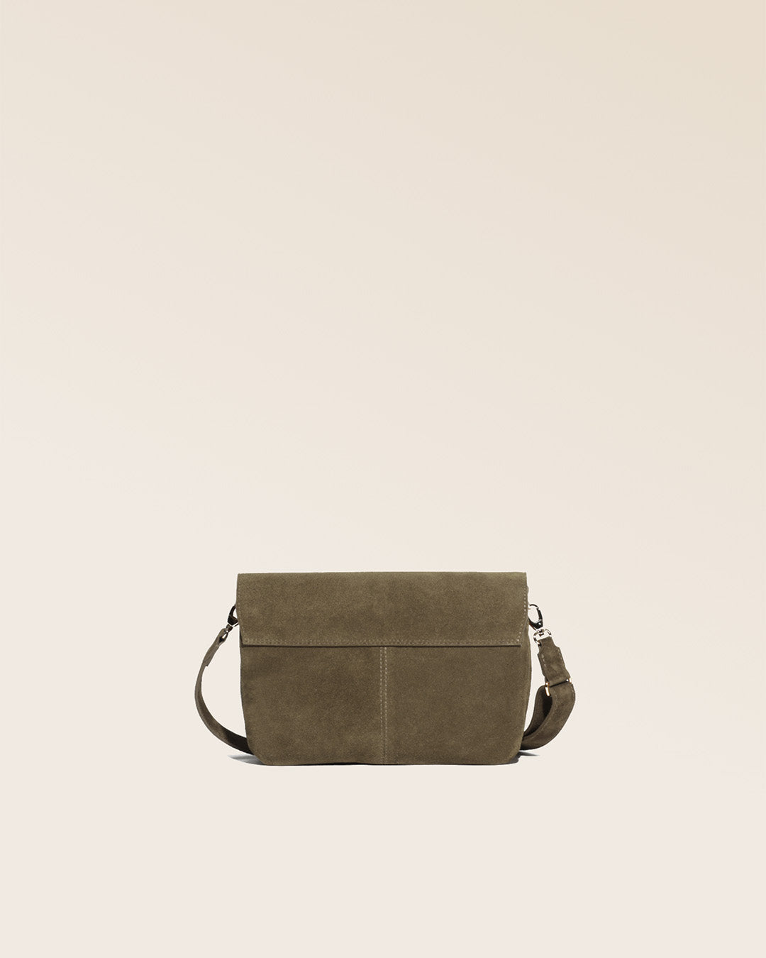 Notre sac Clothilde en cuir veau velours truffe vu de dos en studio.