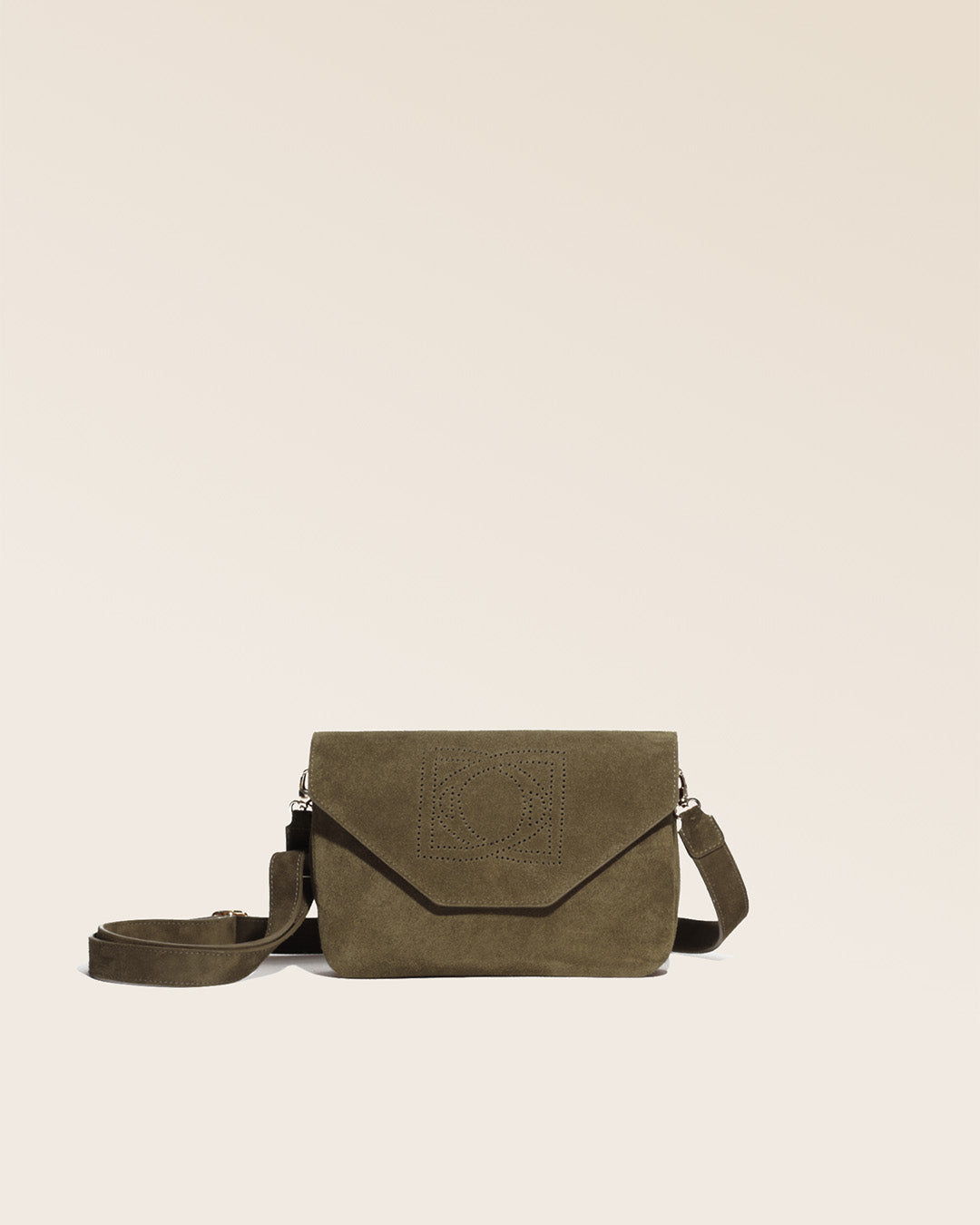 Notre sac Clothilde en cuir veau velours truffe vu de face en studio.