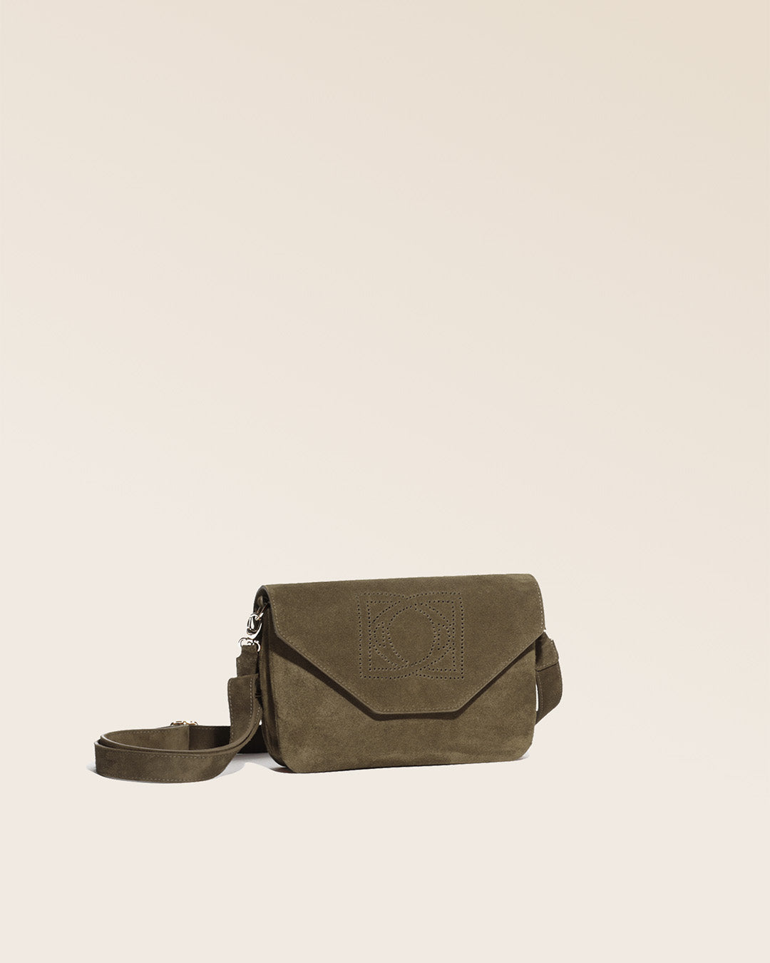 Notre sac Clothilde en cuir veau velours truffe vu de quart en studio.