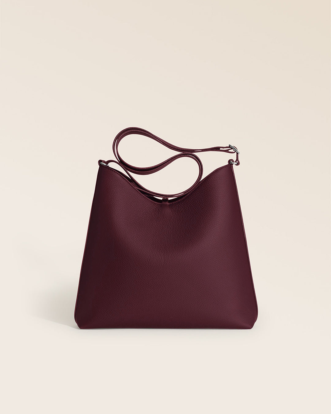 Notre sac Cob Renouard en grand modèle, cuir façon vigogne bordeaux, vu de dos en studio.