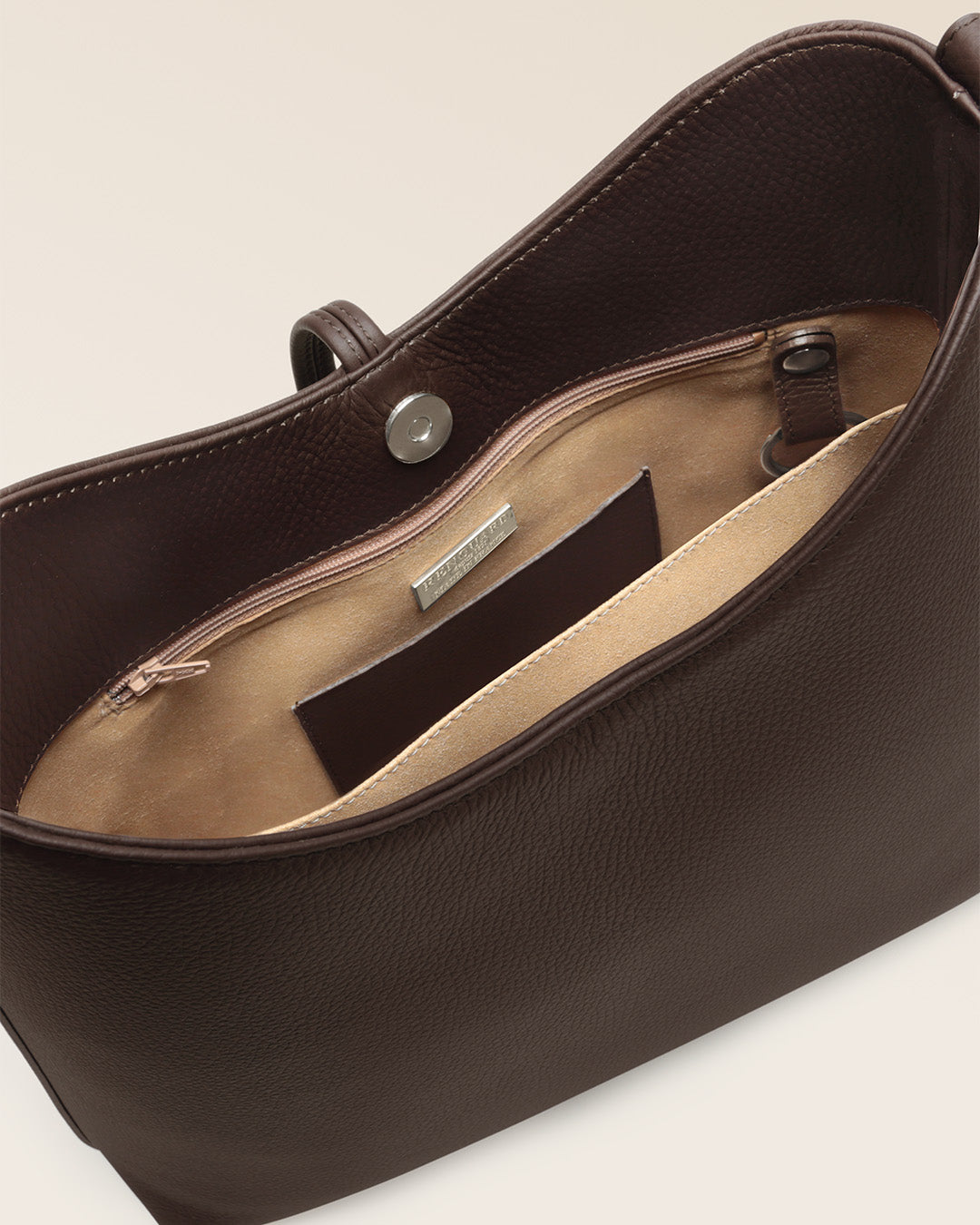 Notre sac Cob Renouard dans sa version grand modèle, en cuir façon vigogne chocolat, vu ouvert en studio.