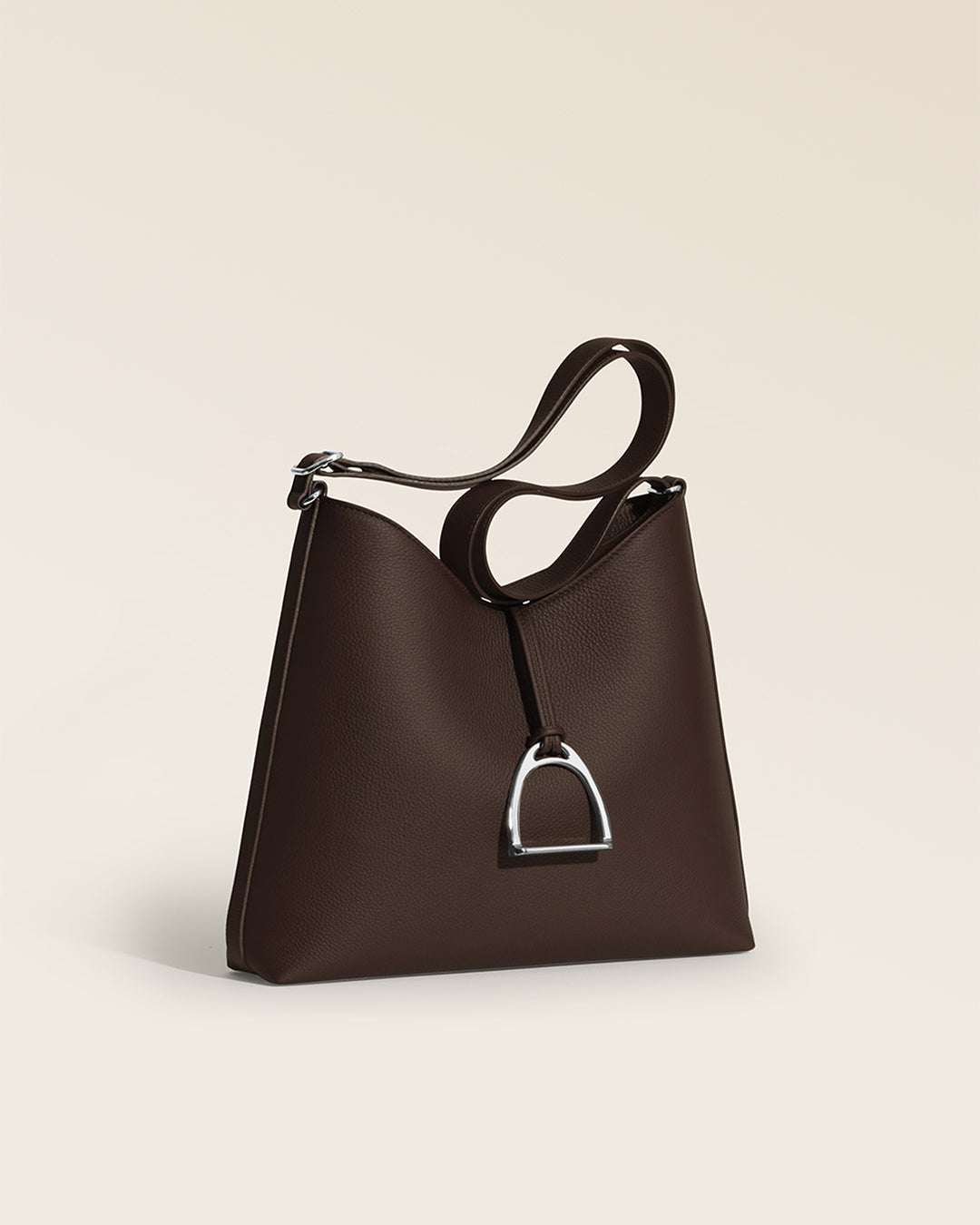 Notre sac Cob Renouard dans sa version grand modèle, en cuir façon vigogne chocolat, vu de quart en studio.