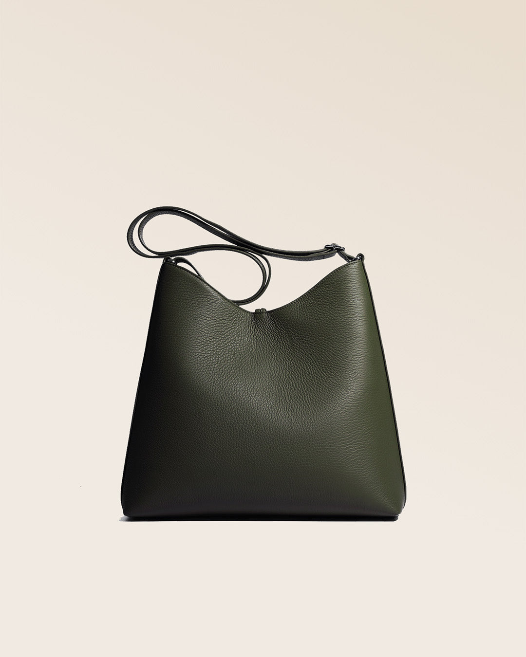 Our large Cob Renouard bag, in khaki vicuña-style leather, seen from the back in the studio.
