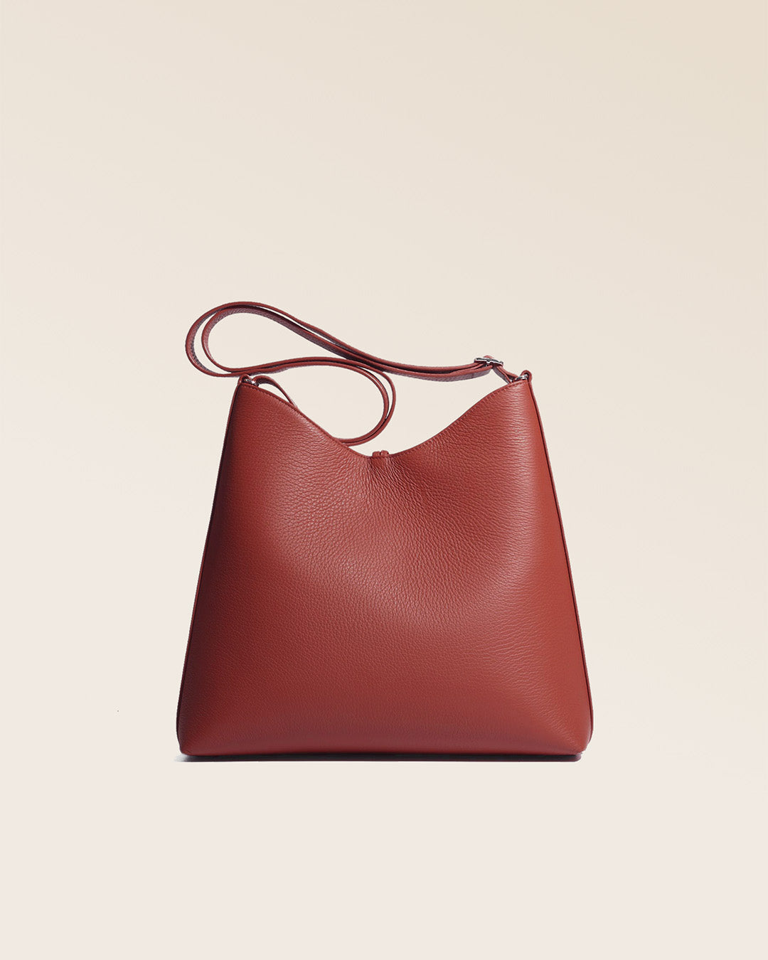 Our large Cob Renouard bag, in terracotta vicuña-style leather, seen from the back in the studio.