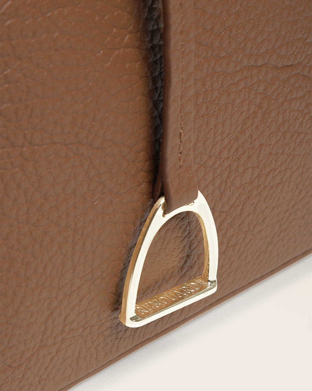Notre sac Cob Renouard dans sa version Mini modèle, cuir façon vigogne fauve et bandoulière cuir ; vu de près en studio.