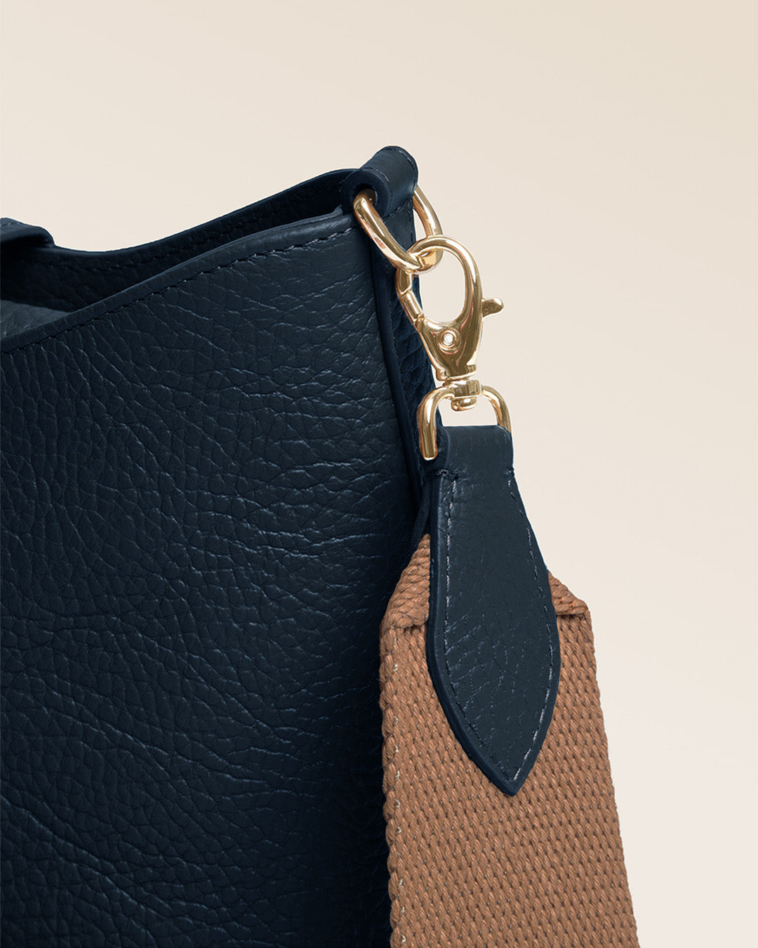 Our Cob Renouard bag in its Mini version, navy blue vicuña-style leather and cotton shoulder strap; seen up close in the studio.