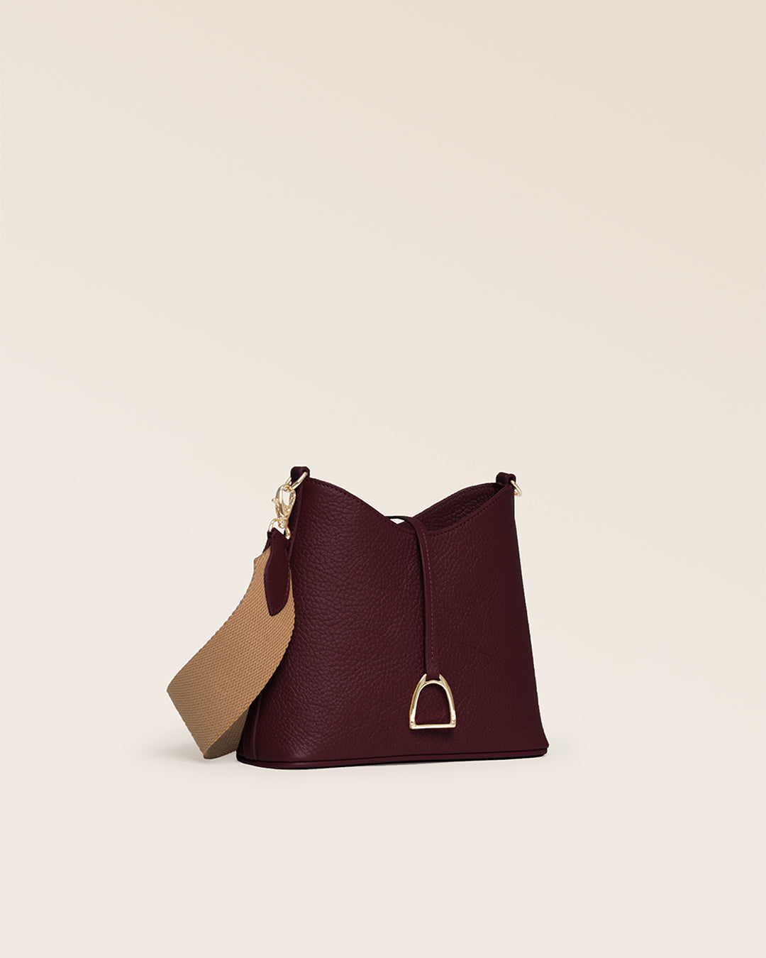 Our Cob Renouard bag in its Mini version, burgundy vicuña-style leather and cotton shoulder strap; seen from the quarter in the studio.