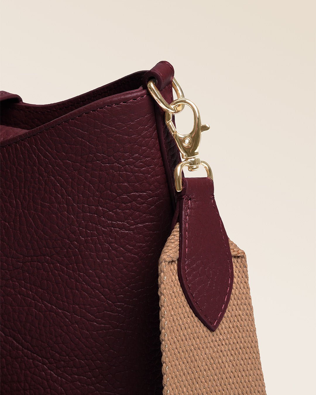 Our Cob Renouard bag in its Mini version, burgundy vicuña-style leather and cotton shoulder strap; seen up close in the studio.