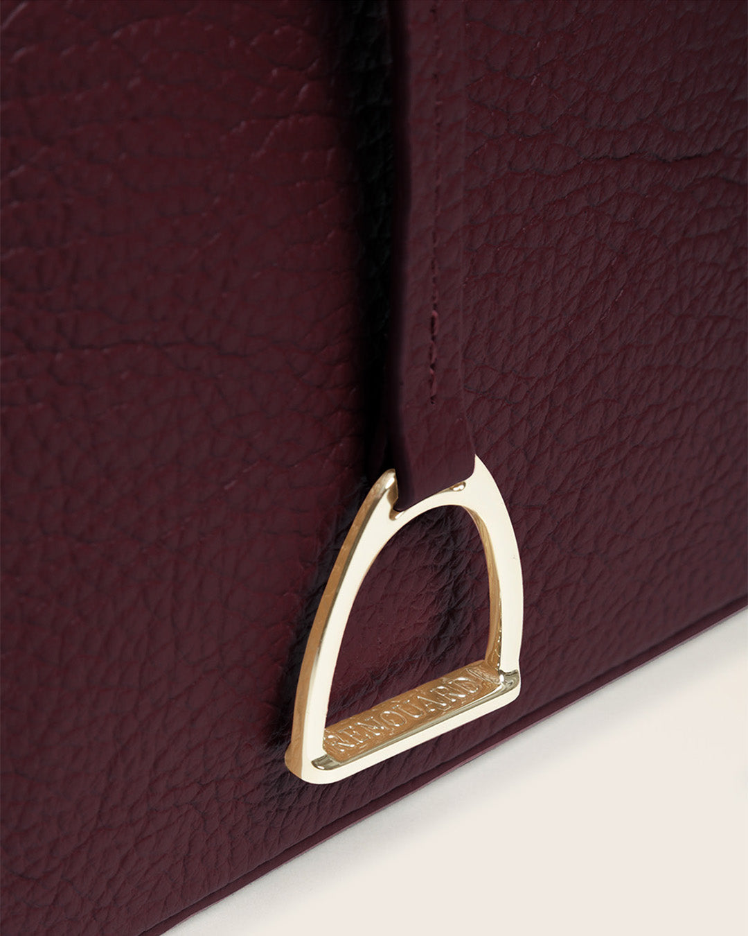 Notre sac Cob Renouard dans sa version Mini modèle, cuir façon vigogne bordeaux et bandoulière cuir ; vu de près en studio.