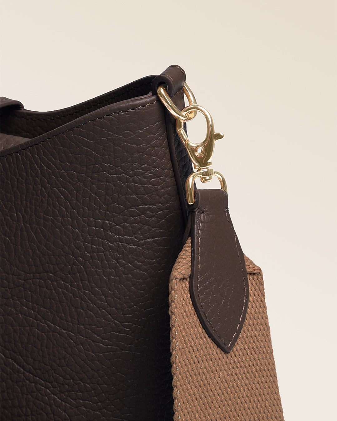 Our Cob Renouard bag in its Mini version, chocolate vicuña-style leather and cotton shoulder strap; seen up close in the studio.