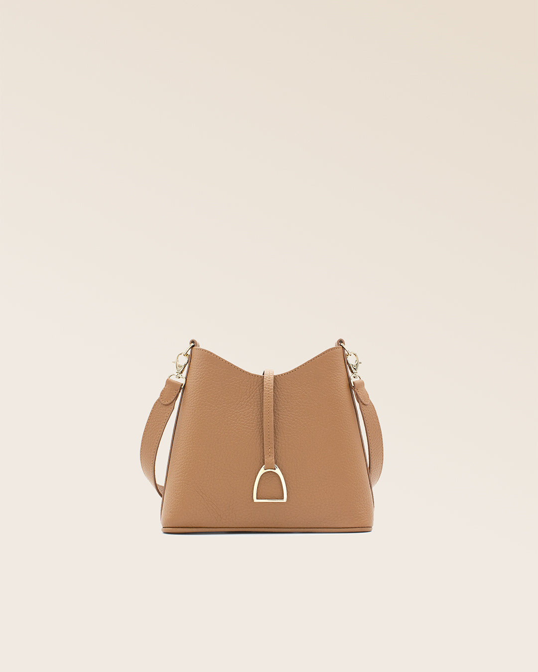 Notre sac Mini Cob en cuir façon vigogne fauve vu de face en studio.