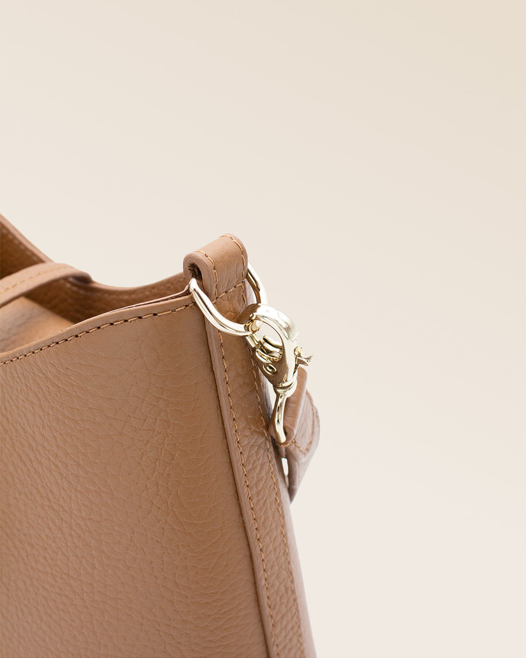 Notre sac Mini Cob en cuir façon vigogne fauve vu de près en studio.
