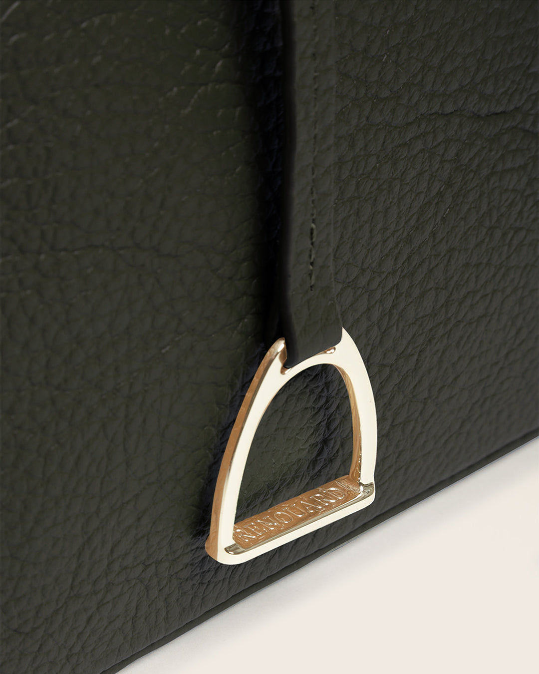 Notre sac Cob Renouard dans sa version Mini modèle, cuir façon vigogne kaki et bandoulière cuir ; vu de près en studio.
