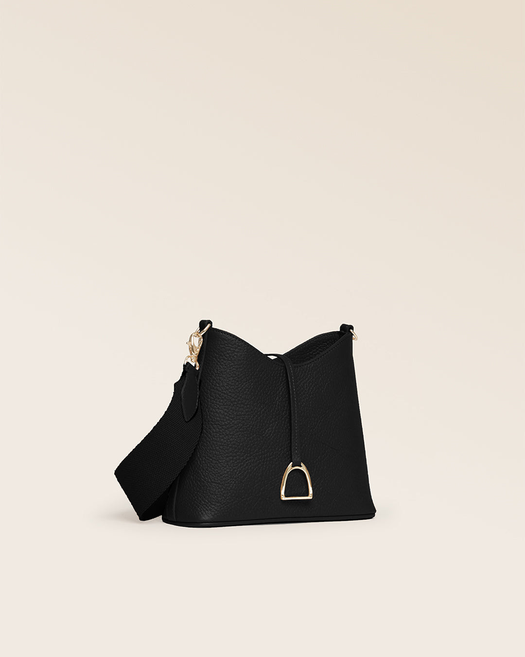 Our Cob Renouard bag in its Mini version, with black vicuña-style leather and leather shoulder strap; seen from the quarter in the studio.