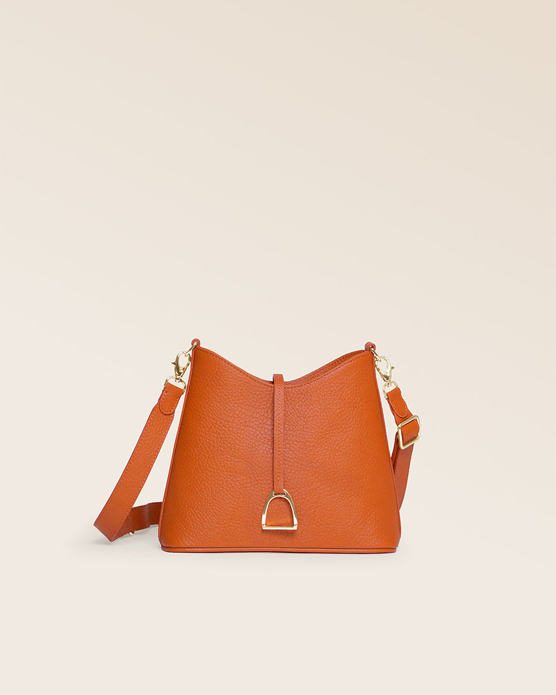 Notre sac Cob Renouard dans sa version Mini modèle, cuir façon vigogne orange et bandoulière cuir ; vu de face en studio.