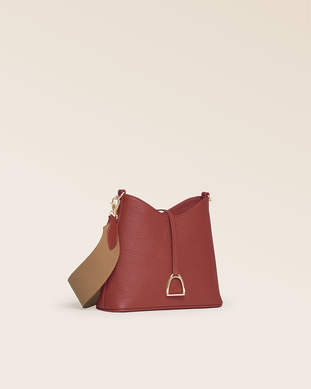 Our Cob Renouard bag in its Mini version, terracotta vicuña-style leather and cotton shoulder strap; seen from the quarter in the studio.
