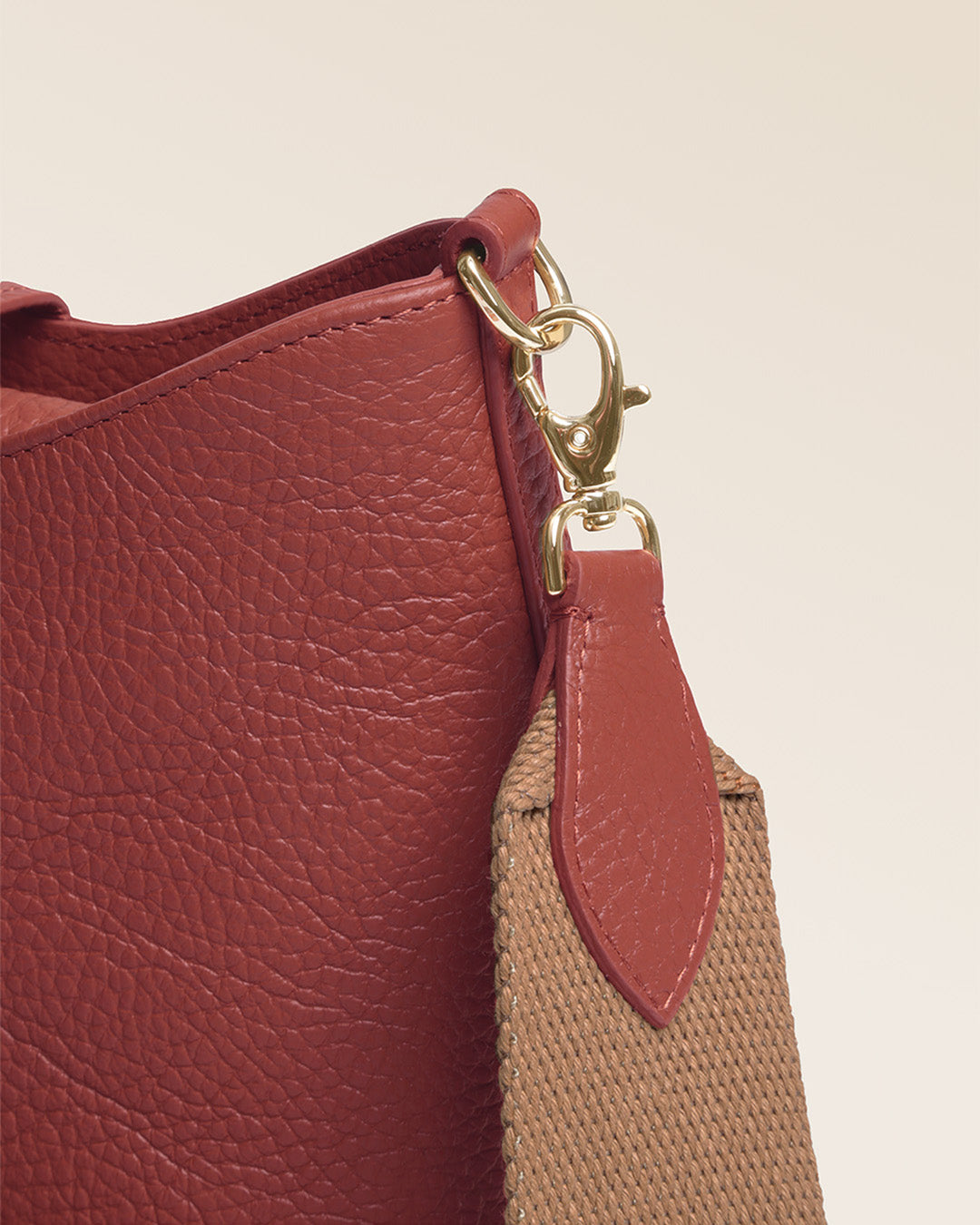 Our Cob Renouard bag in its Mini version, terracotta vicuña-style leather and cotton shoulder strap; seen up close in the studio.