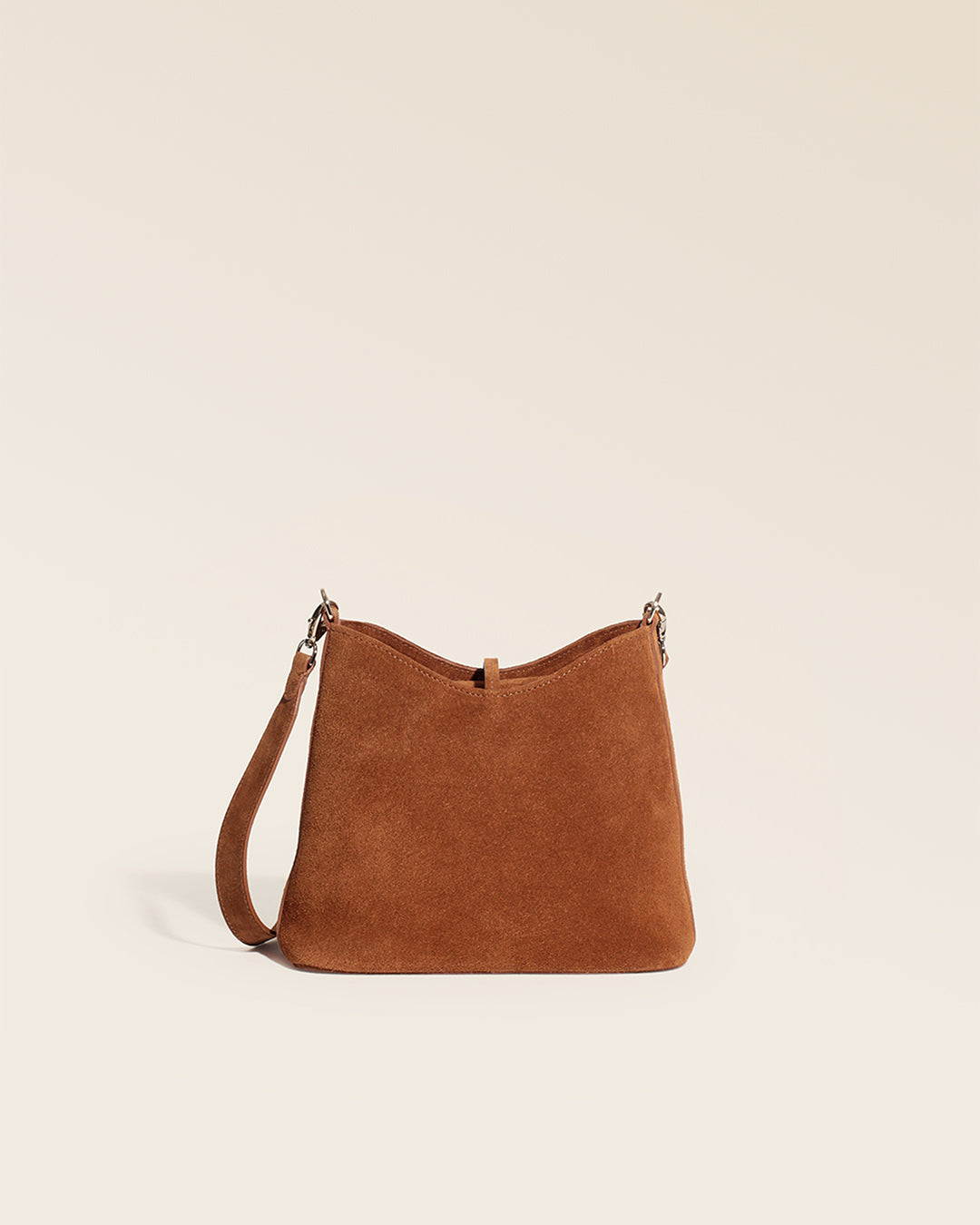 Notre sac Cob Renouard dans sa version Mini modèle, en cuir veau velours noisette et bandoulière cuir ; vu de dos en studio.