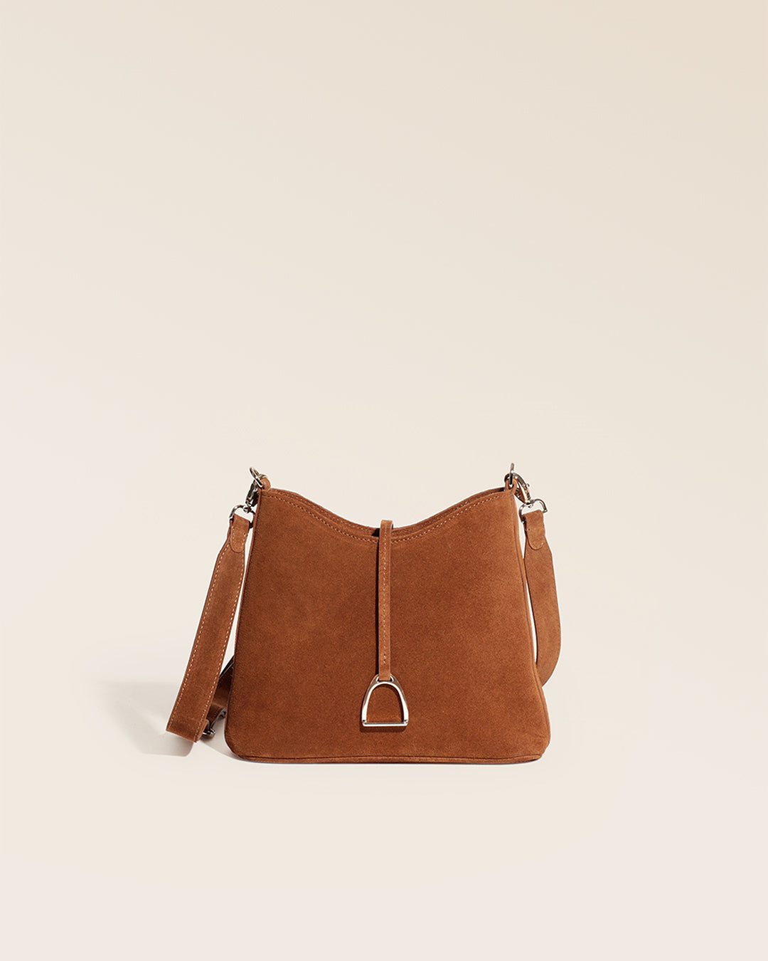Notre sac Cob Renouard dans sa version Mini modèle, en cuir veau velours noisette et bandoulière cuir ; vu de face en studio.