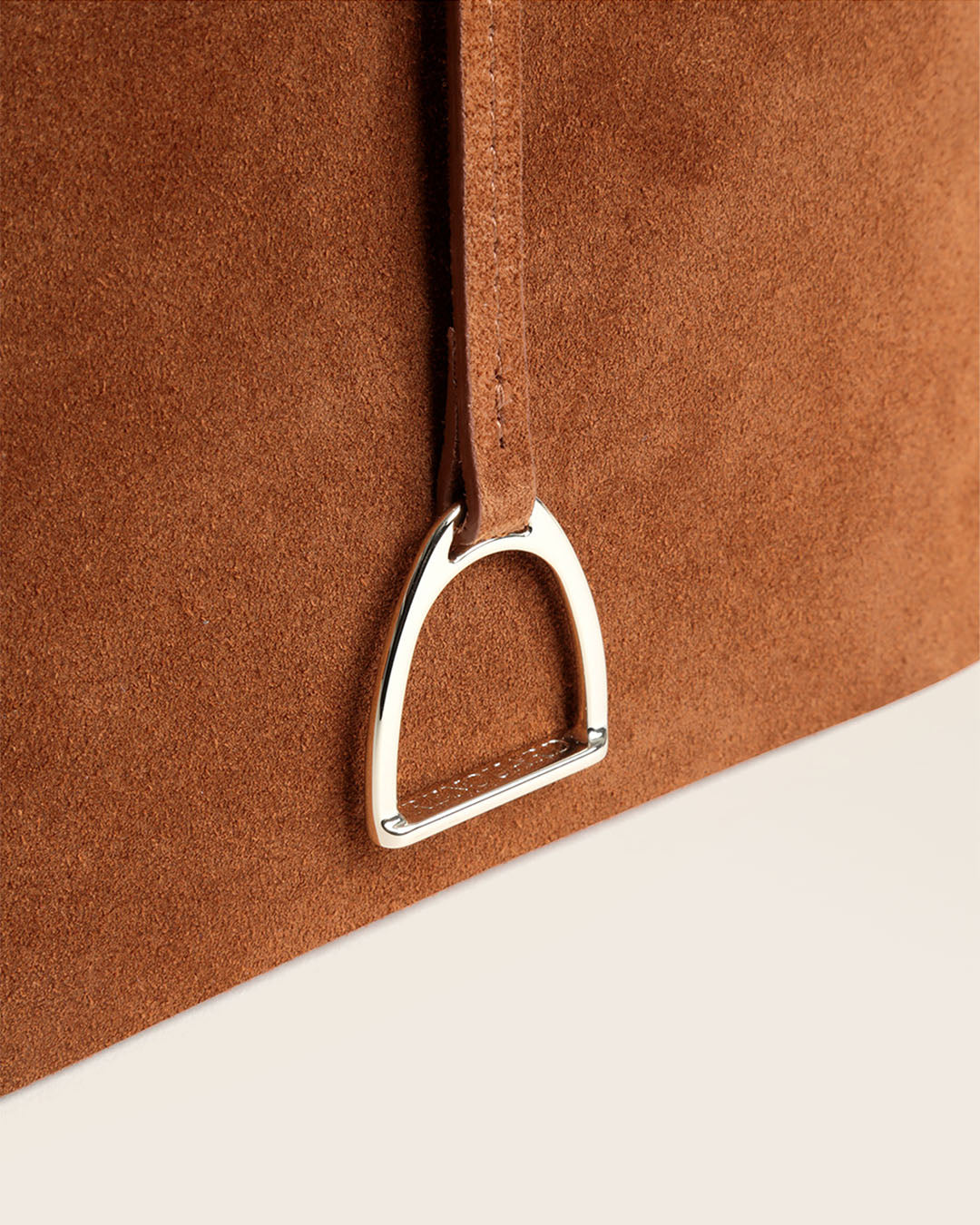Notre sac Cob Renouard dans sa version Mini modèle, en cuir veau velours noisette et bandoulière cuir ; vu de près en studio.