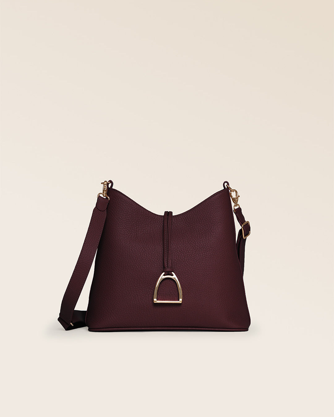 Notre sac Cob Renouard dans sa version Petit modèle, cuir façon vigogne bordeaux et bandoulière cuir ; vu de face en studio.