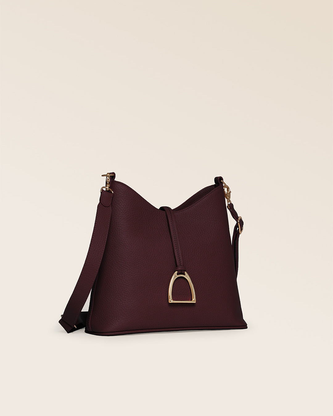 Notre sac Cob Renouard dans sa version Petit modèle, cuir façon vigogne bordeaux et bandoulière cuir ; vu de quart en studio.